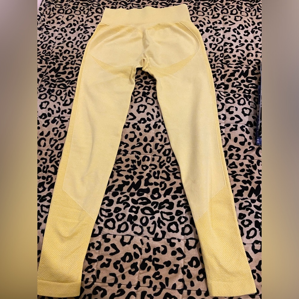 Yellow leggings, new condition size small